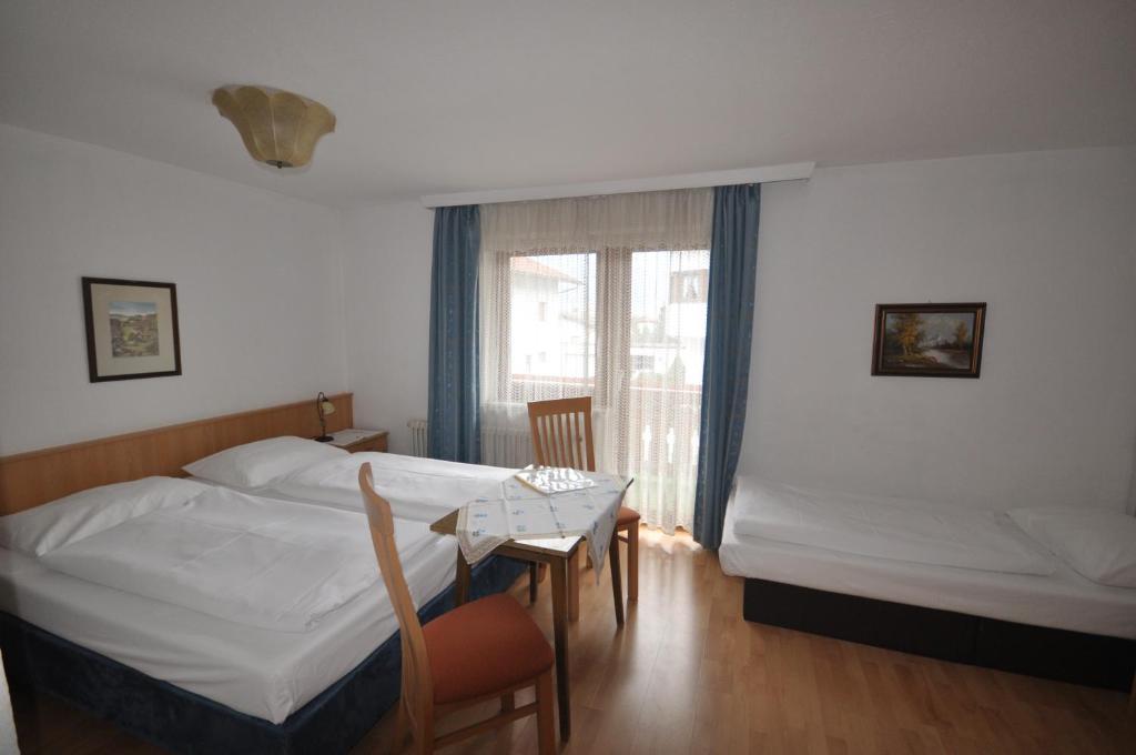 Gaestehaus Pension Edelweiss Kolsass Екстериор снимка